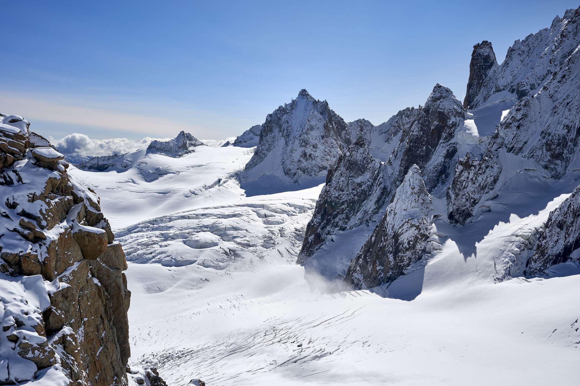 Glaciers et sommets enneigés des Alpes sous un ciel bleu