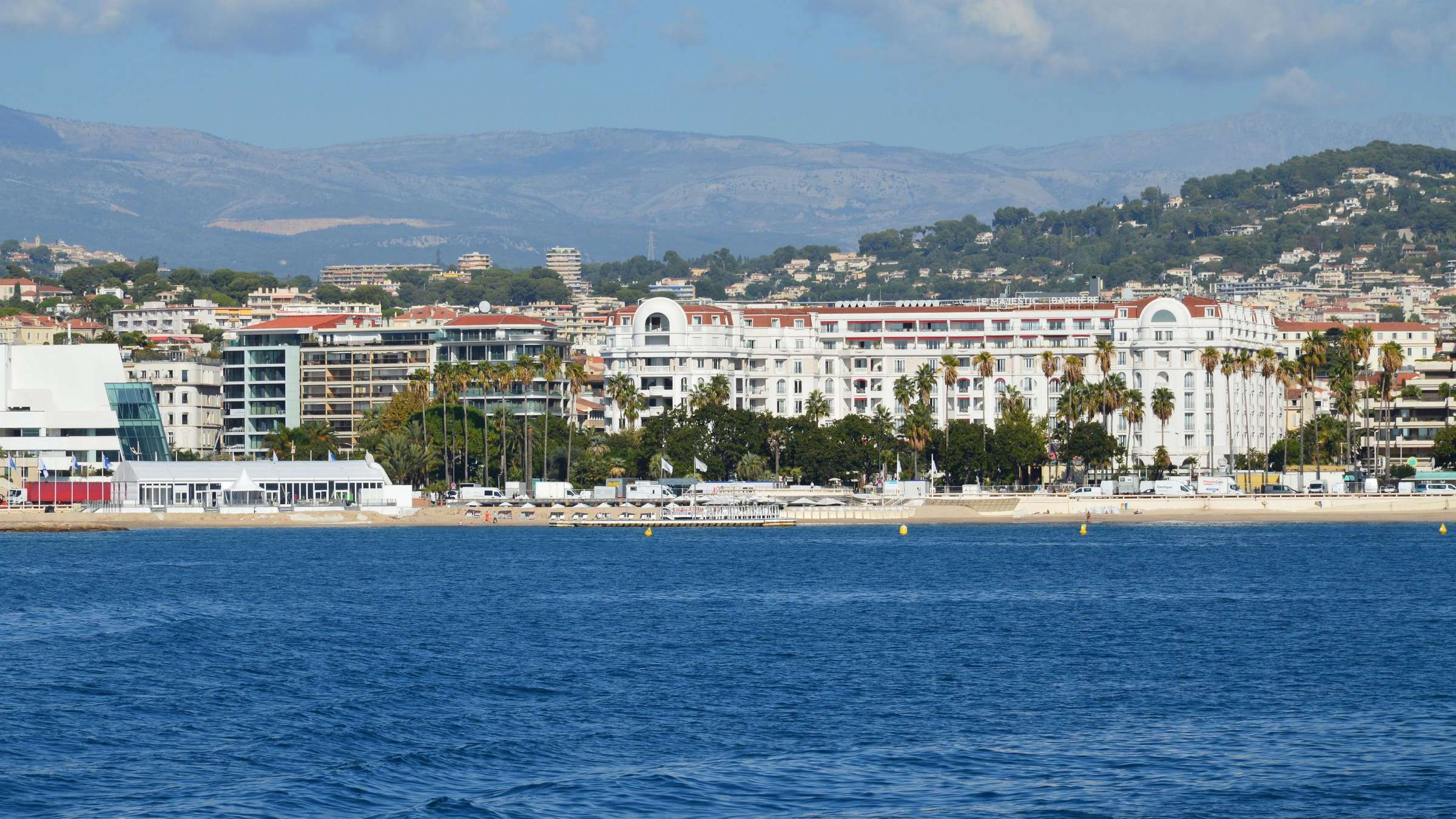 La Croisette et ses palaces face à la baie de Cannes