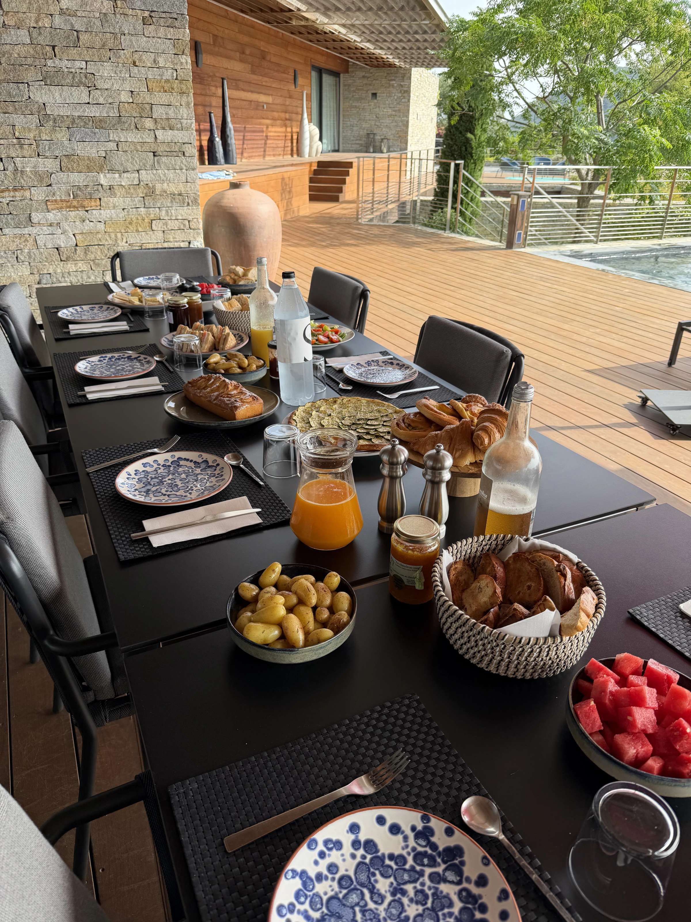 Table dressée sur la terrasse d’une villa, face à la piscine