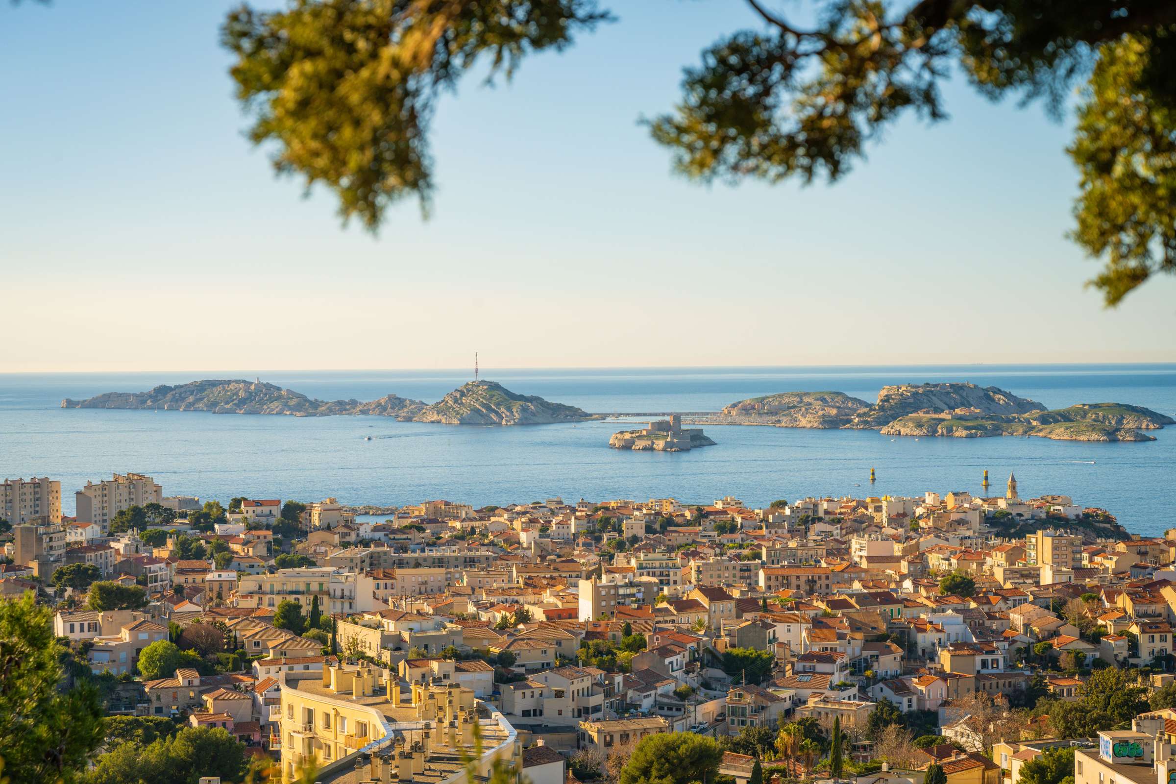 Toits de Marseille et îles du Frioul au soleil couchant