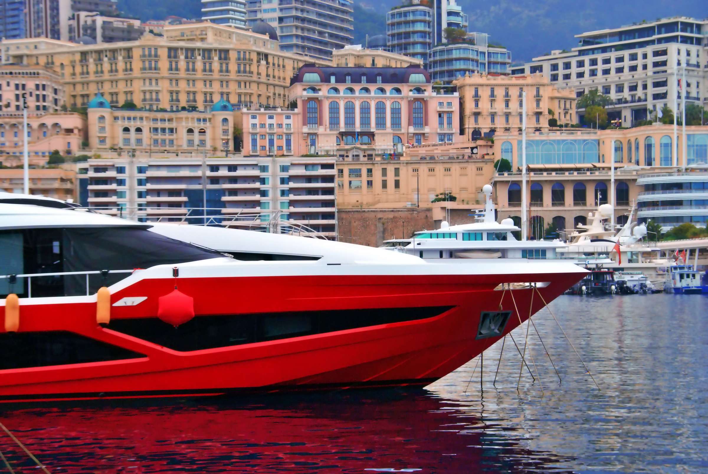 Yacht amarré dans le port de Monaco, au pied des immeubles de la Principauté