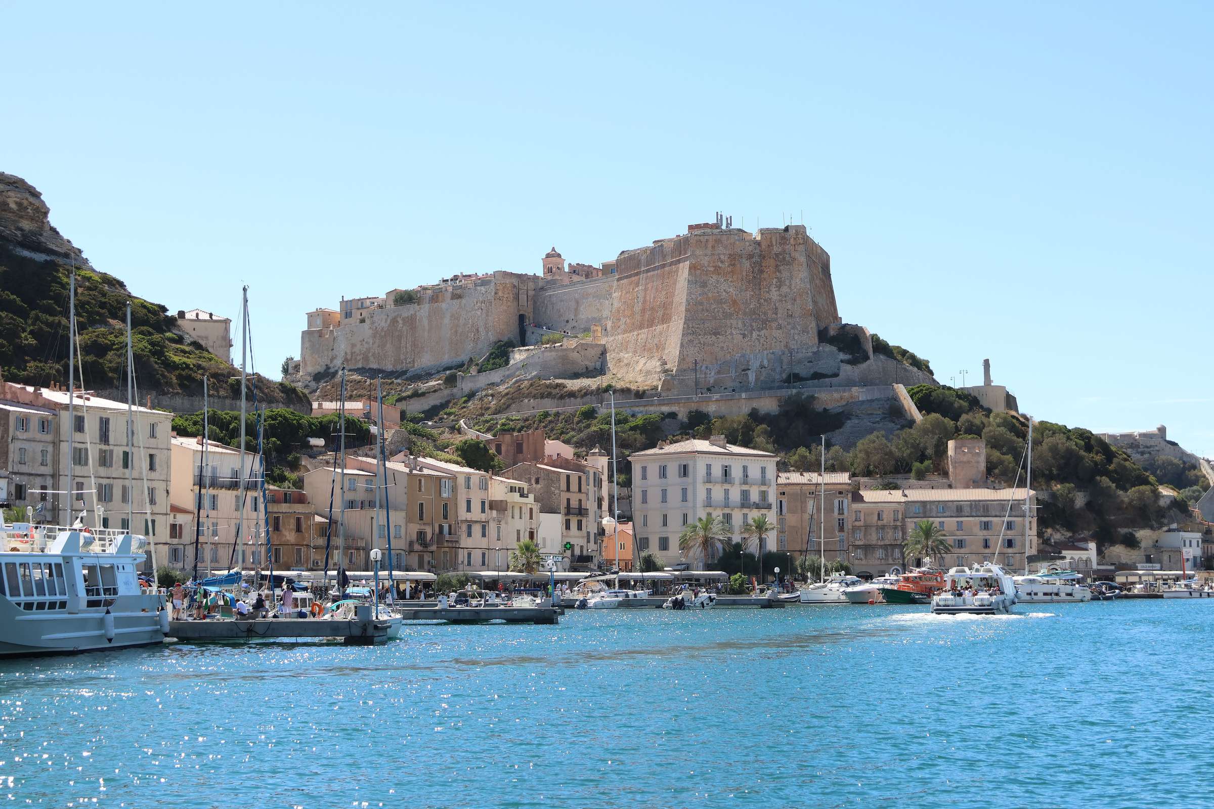 Citadelle de Bonifacio dominant le port de plaisance