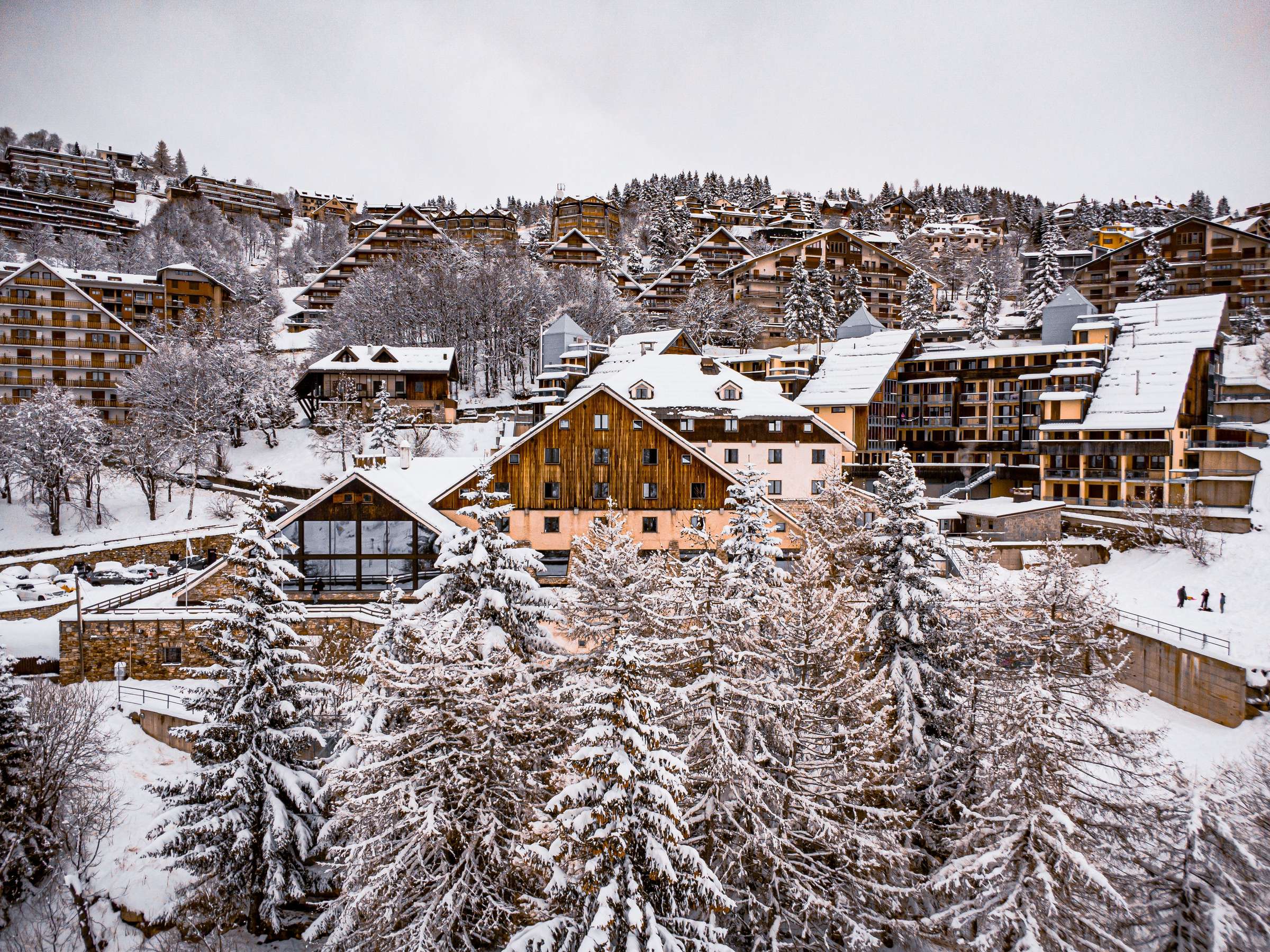 Chalets et résidences sous la neige à Courchevel