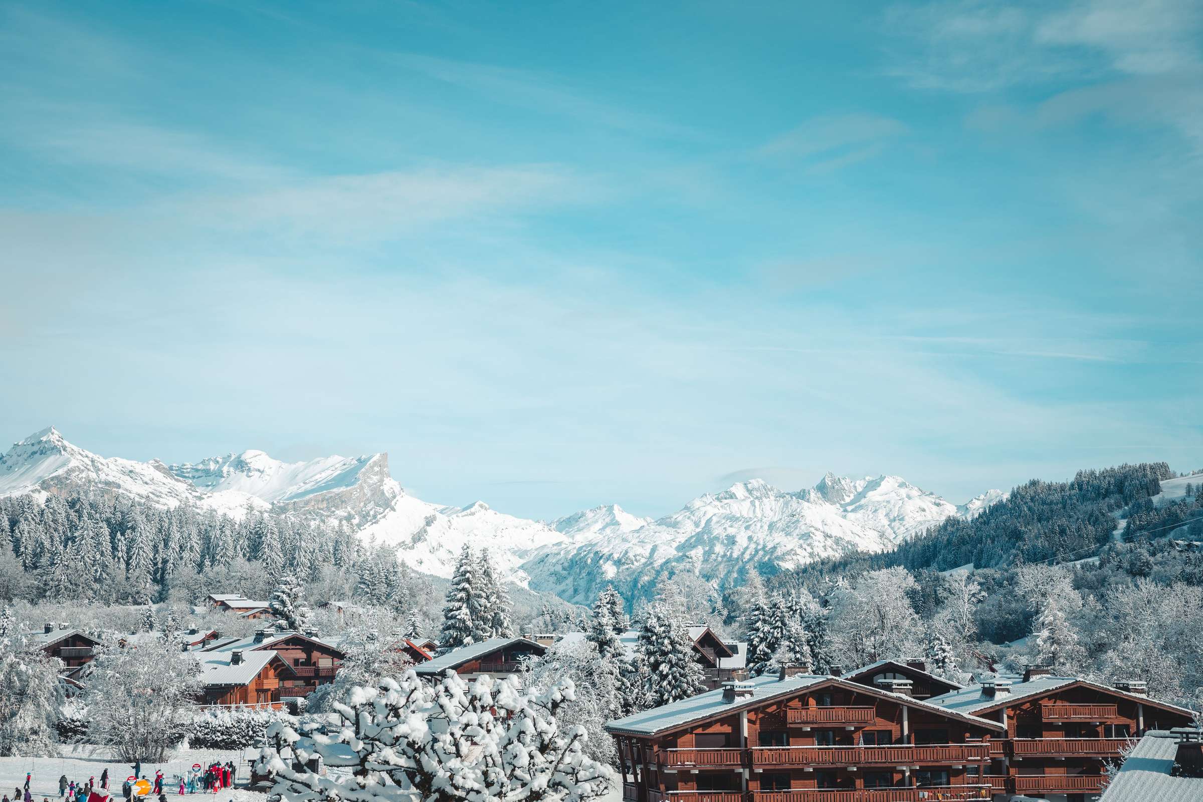 Chalets enneigés et sommets alpins à Megève
