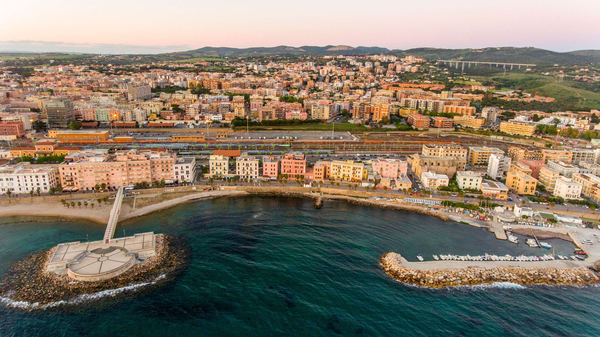 Vue aérienne d’une ville côtière et de son port